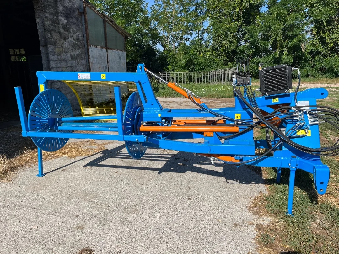 Macchina agricola SC Macchine Agricole pronta per il lavoro
