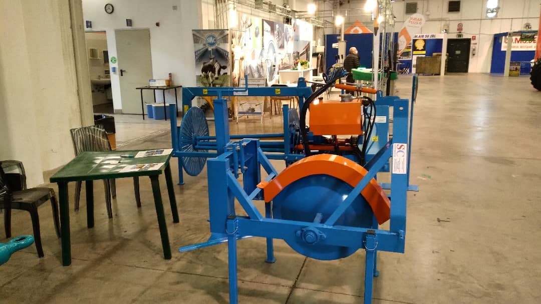 Macchine SC Macchine Agricole esposte in ambiente fieristico